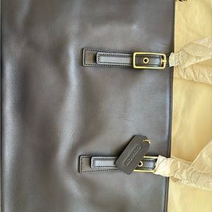 Coach leather Tote Bag with Sleek Design
